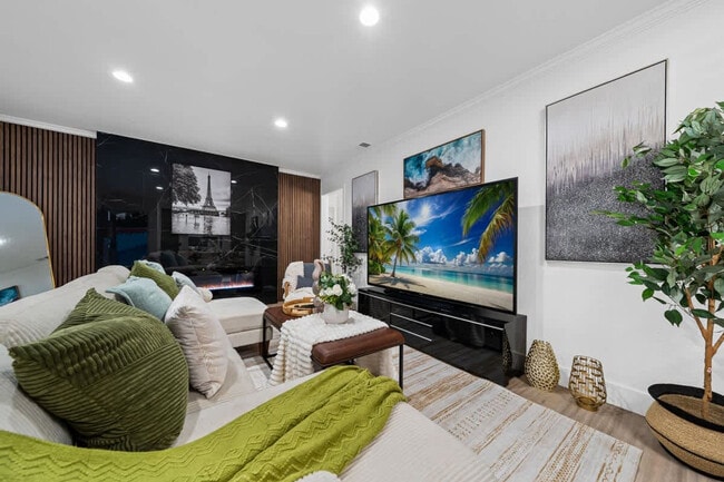 Foto del edificio - 606 S Sunshine Ave