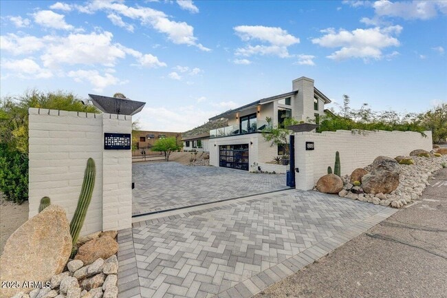Foto del edificio - 5801 E Surrey Dr