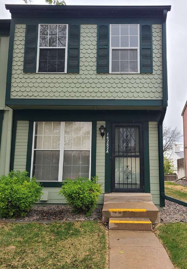 Building Photo - Wonderful 2 Bed, 1.5 Bath Townhouse with Fireplace + Community Pool