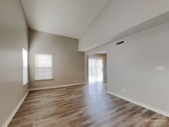 Building Photo - 4918 Pembridge Dr