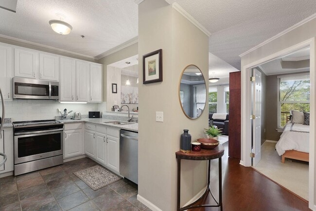 Building Photo - 645 N 1st St