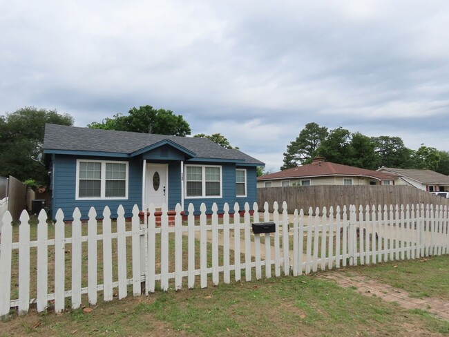 Foto del edificio - Quaint West Side  3 bedroom 2 Bath Home!