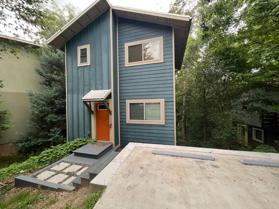 Foto principal - West AVL Home!