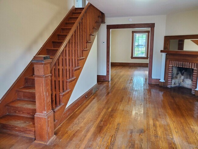Building Photo - Radford, 4 BR / 1.5 BA, Available Septembe...