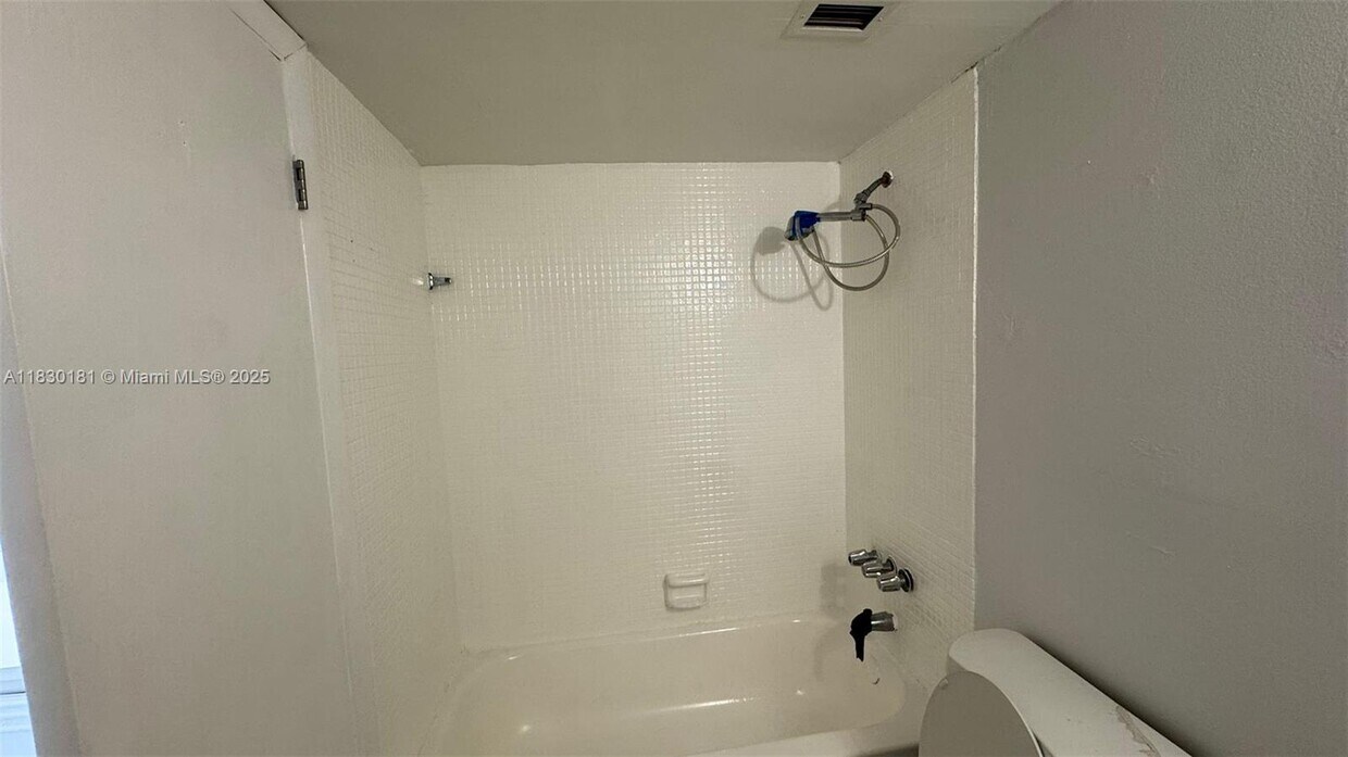 Foto principal - 484 NW 165th St