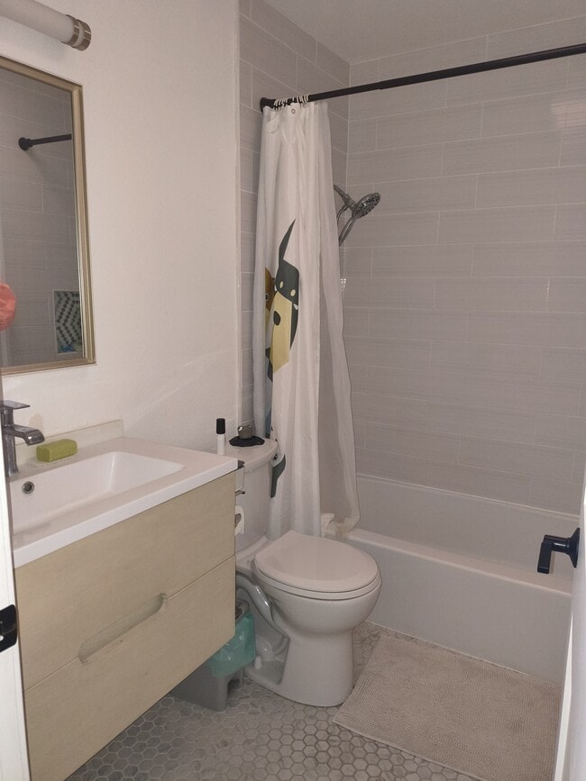 Second Bath w/tub - 21708 Lake Vista Dr