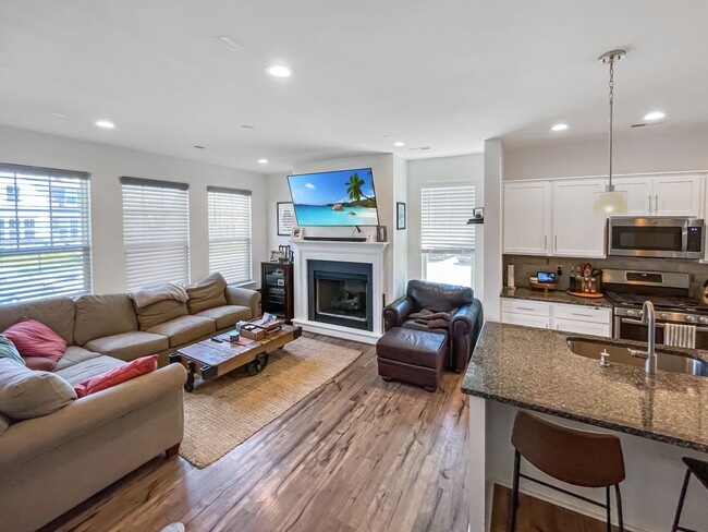 Building Photo - Stylish Townhome in Award-Winning River Mi...