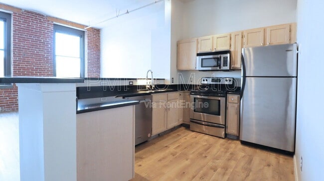 Building Photo - 200 Main St