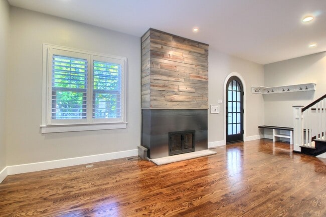 Building Photo - 4 Bedroom, 3.5 bath, home in East Wash Park!