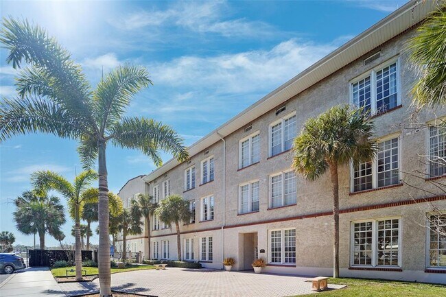 Foto del edificio - 701 Mirror Lake Dr N