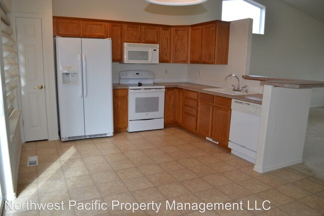 Building Photo - 550 Summerview Dr