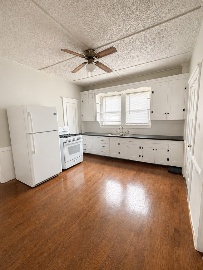 Building Photo - 112 Bonney St