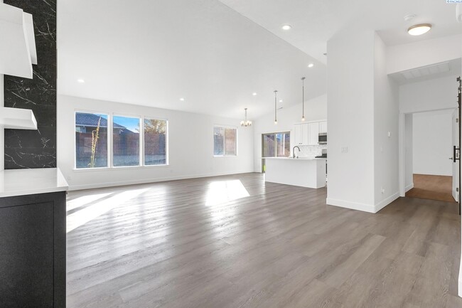 Building Photo - 6 to 18 mo lease available