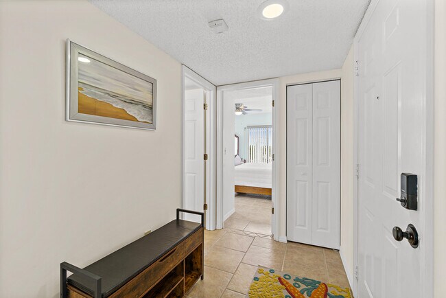 Foto del edificio - 5803 N Banana River Blvd