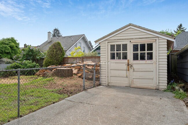 Building Photo - Classic Rose City Park 3 Bedroom Home with Wood Burning Fireplace