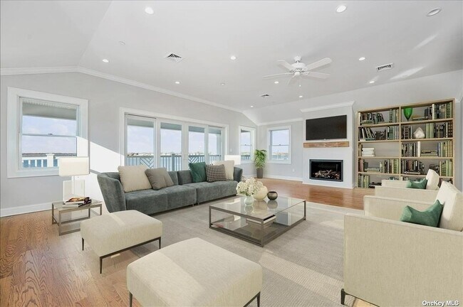 Building Photo - 242 W Bay Dr
