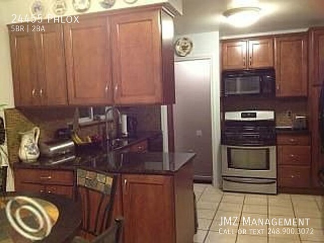 Building Photo - 5 bedroom 2 bath brick ranch for rent