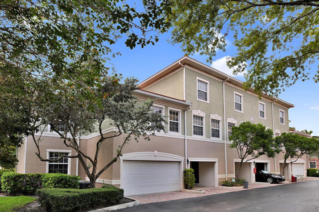 Single car attached garage plus drive way and outside storage - 2300 Via Royale