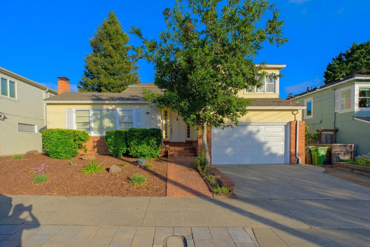 Foto principal - Piedmont Pines charming 3 Bedroom availabl...