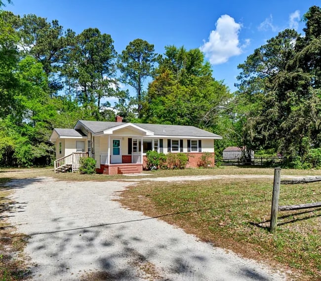 Building Photo - HINTON AVENUE - 3 Bedroom - Perfect for UN...