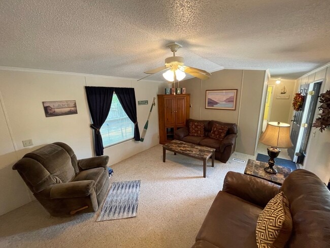 Building Photo - Recently renovated-3 bedroom/2 bathroom home-fully furnished-located in Tanglewood Subdivision