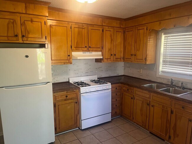 Foto del edificio - Available now. Freshly-painted 4 BR/1.5 BA Home on Big Lot in the Heart of James Island!