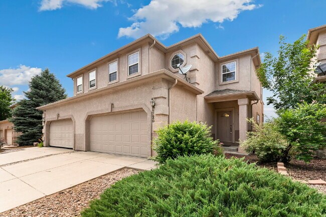 Foto del edificio - Updated Townhome with Views – Minutes to P...