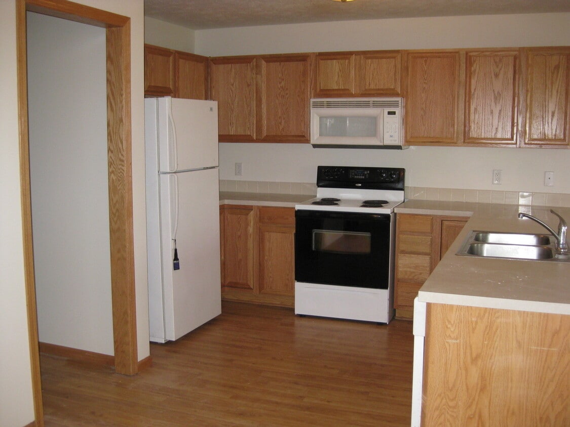 Building Photo - Renters Dream with Triple Car Garage