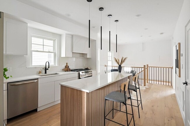 Building Photo - 65 Merriam St