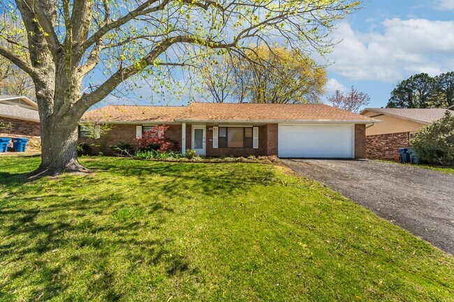 Building Photo - Charming 3-Bedroom Bentonville Rental: Pet...