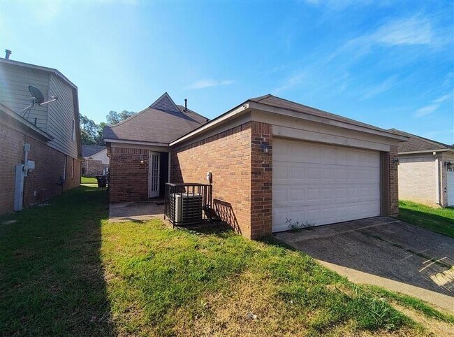 Foto del edificio - 5646 Sycamore Woods Dr