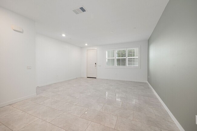 Foto del edificio - Perfectly located 4-bedroom townhouse in c...