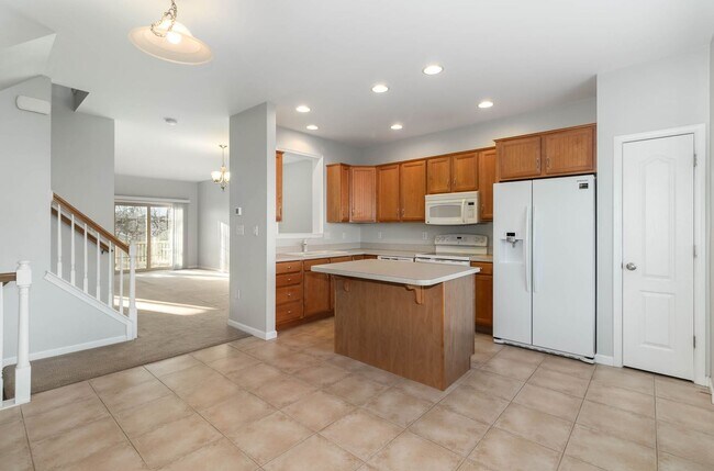 Building Photo - *UPCOMING* 3 Bedroom 2.5 Bath Town-Home Lo...