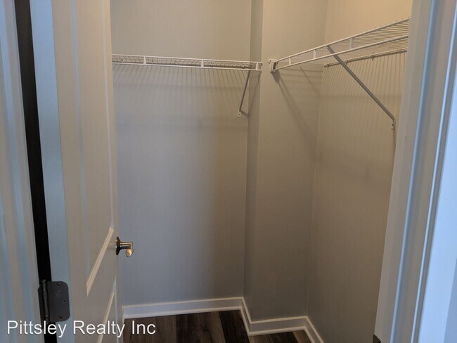 Building Photo - 3 br, 2.5 bath Apartment - 1044 Regent Drive