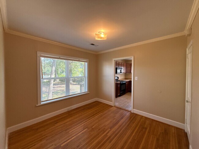 Foto del edificio - 817 Everett Pl