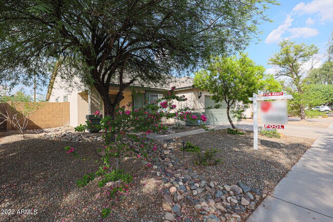 Foto del edificio - 15126 W Woodlands Ave