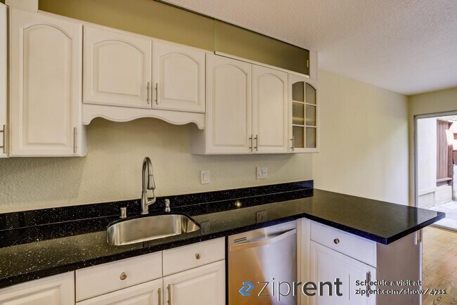 Foto del edificio - 851 Ridge Ct