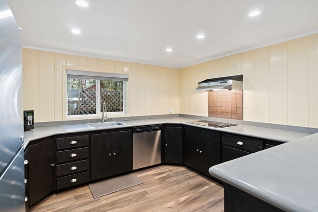 Building Photo - 3 bed 2 bath with private fenced yard