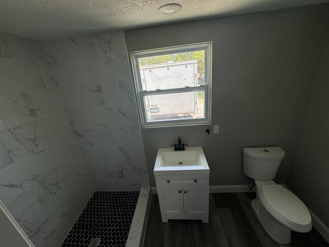 Building Photo - 629 Lund Cir