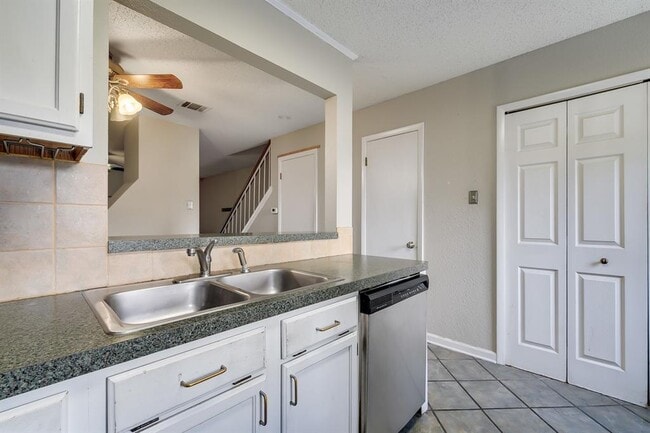 Building Photo - 1411 Gracy Farms Ln