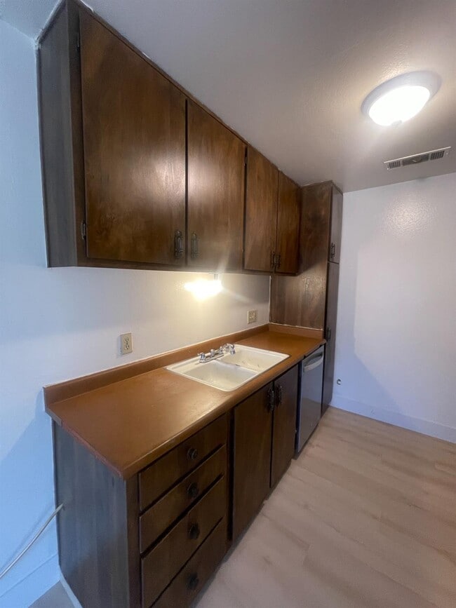 Foto del edificio - 1221 N Peach Ave