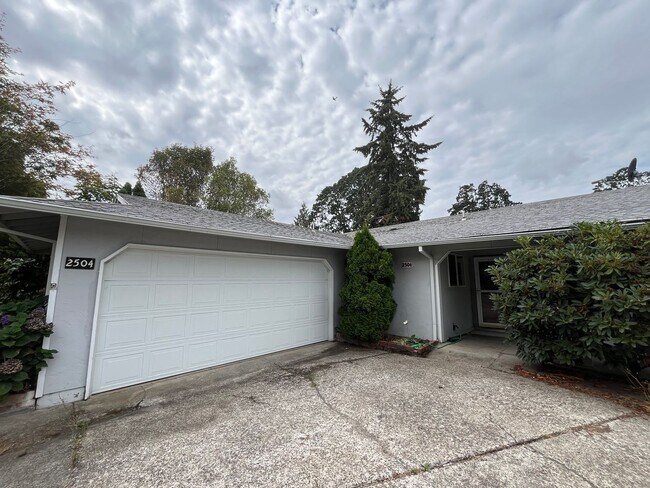 Building Photo - Single level 3 bed, 2 bath home in Hillsbo...