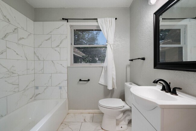 Building Photo - 323 Craigmont