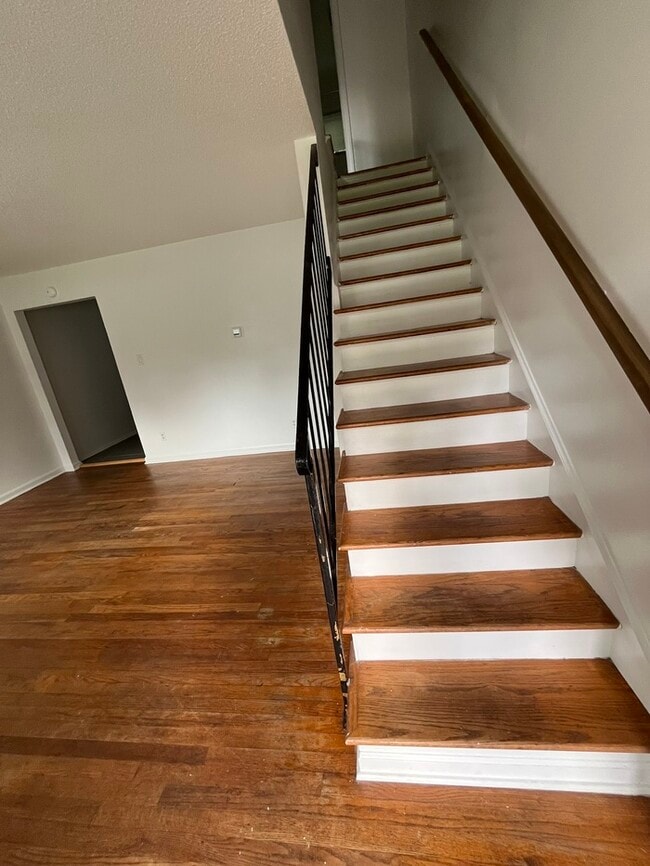 Building Photo - Adorable 2 Bed 1 Bath Available NOW!
