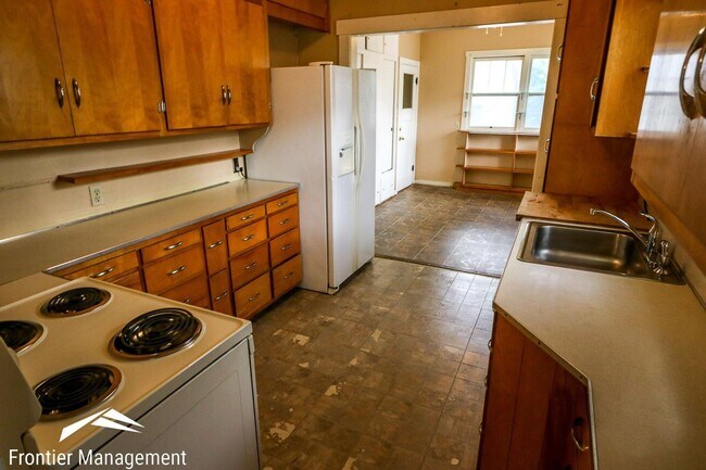 Building Photo - 5 br, 2 bath House - 1000 Ratone st.