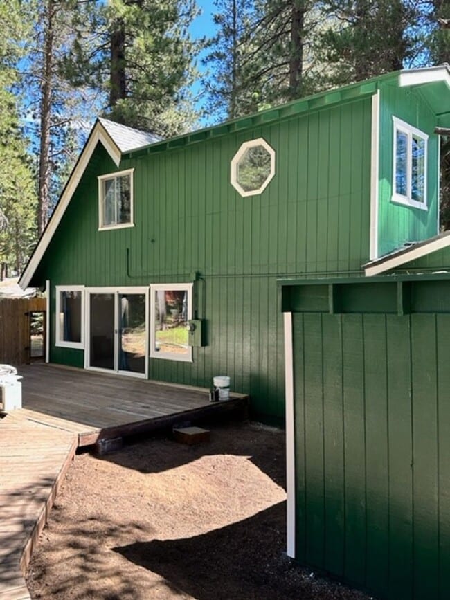 Building Photo - Large 2Bd back unit, partially furnished i...