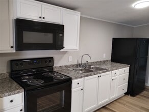 Building Photo - 1121 Edgewood Dr