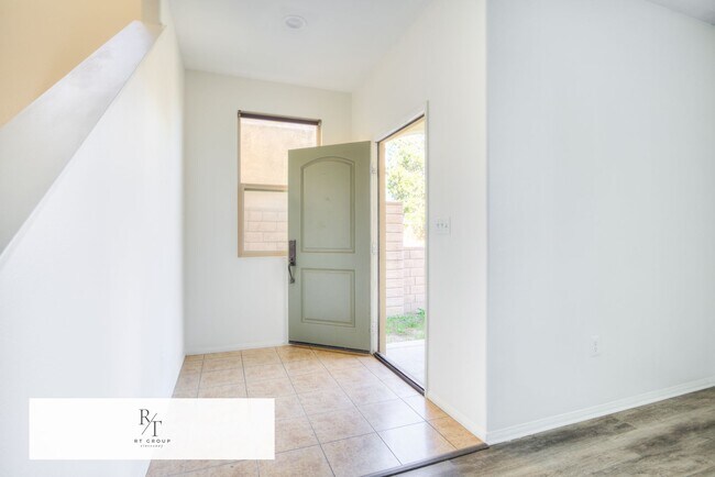 Foto del edificio - Beautiful 2-story home located in a gated community