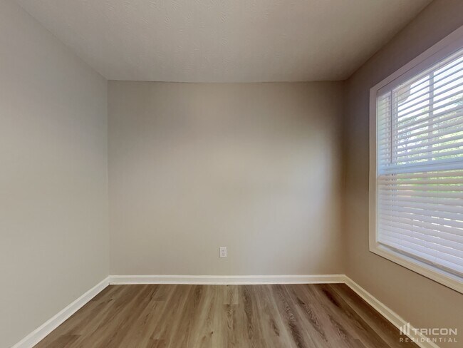 Building Photo - 15 Woodwind Dr