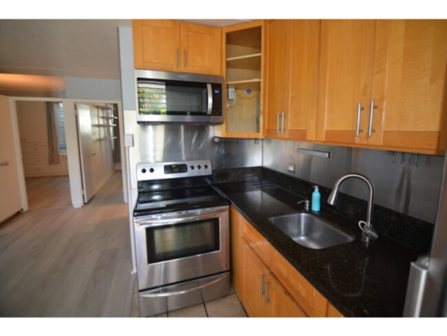 Building Photo - Immaculate 2/1/1 Renovated Unit at Diamond...